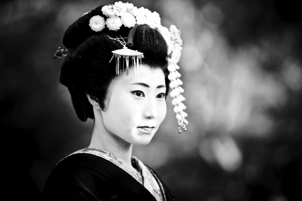 Japanese geisha looking in black and white