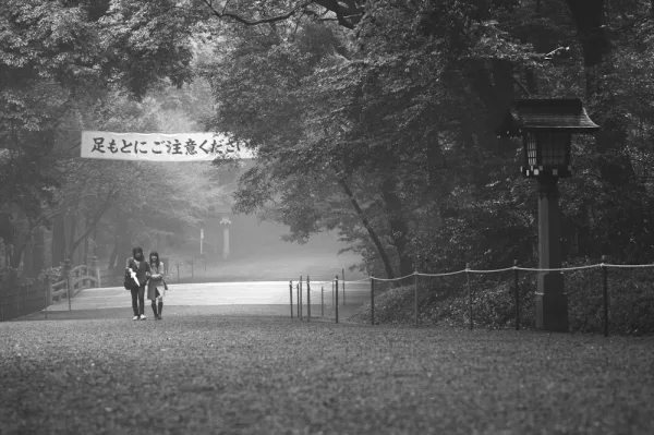 Couple walking in a Tokyo park, in black and white
